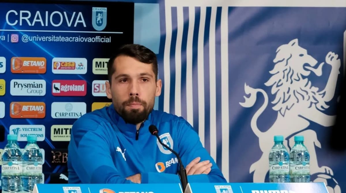 Valerică Găman semnând contractul cu Universitatea Craiova