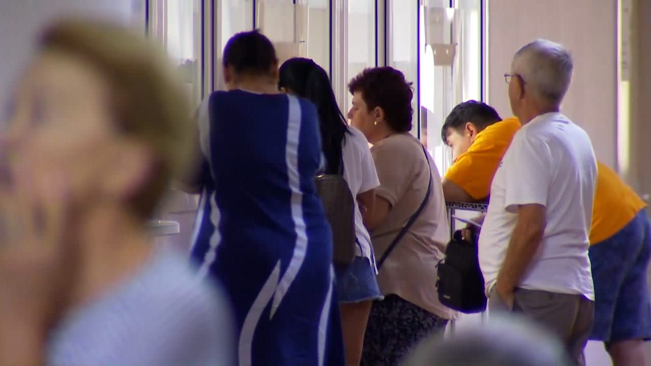 Bărbat pensionar în fața casei, discutând cu un consilier