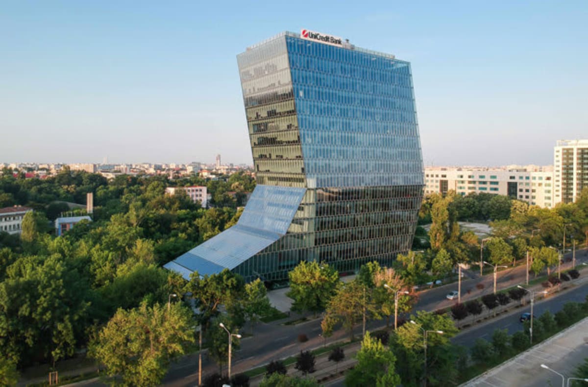 Bancă și reprezentanți în discuție, tranzacție financiară România