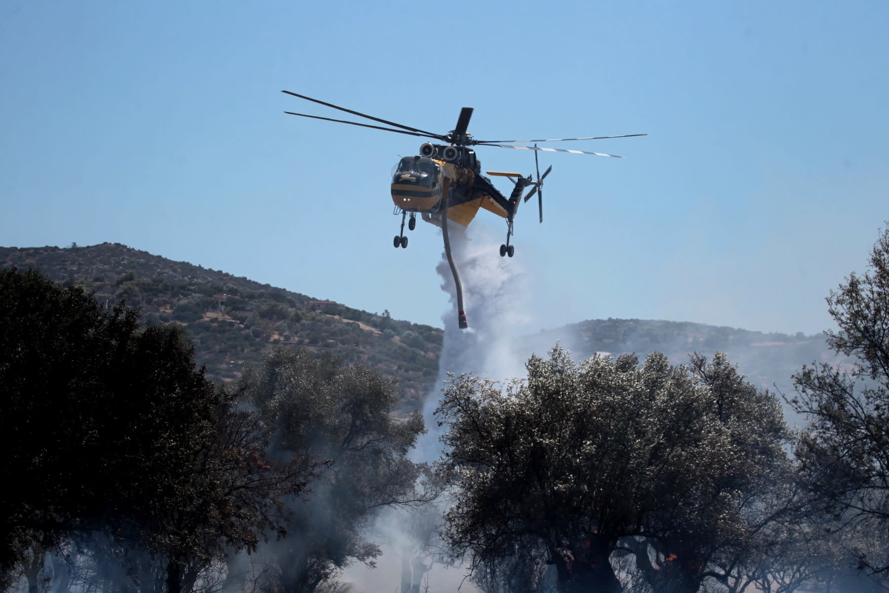 Pompieri greci stingând incendiu de pădure în Halkidiki Pompieri greci stingând incendiu de pădure în Halkidiki
