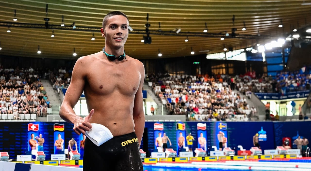 David Popovici sărbătorind victoria la 200 m liber