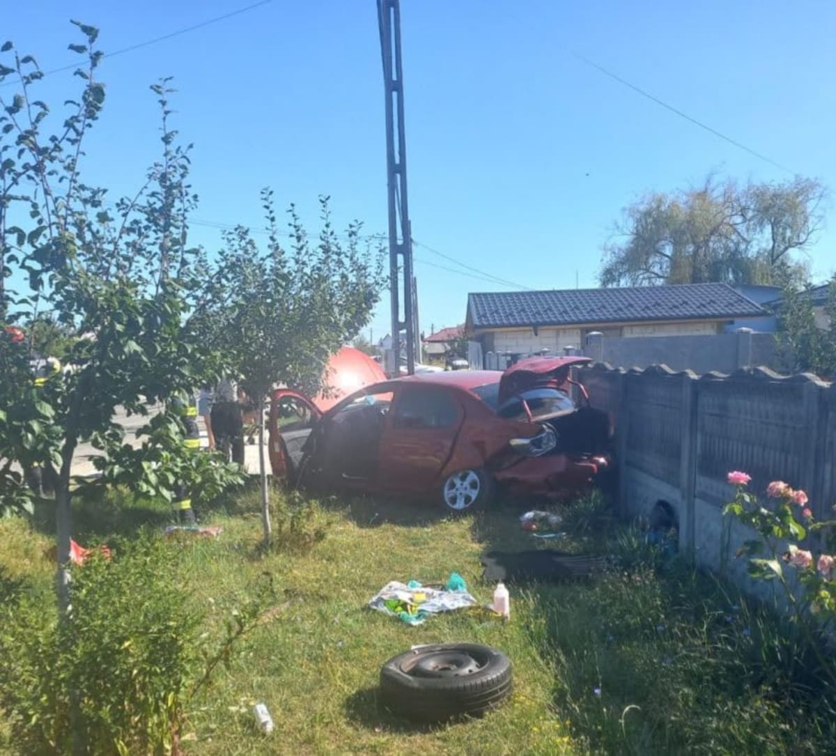 Echipaj de pompieri și ambulanță la locul accidentului în Argeș
