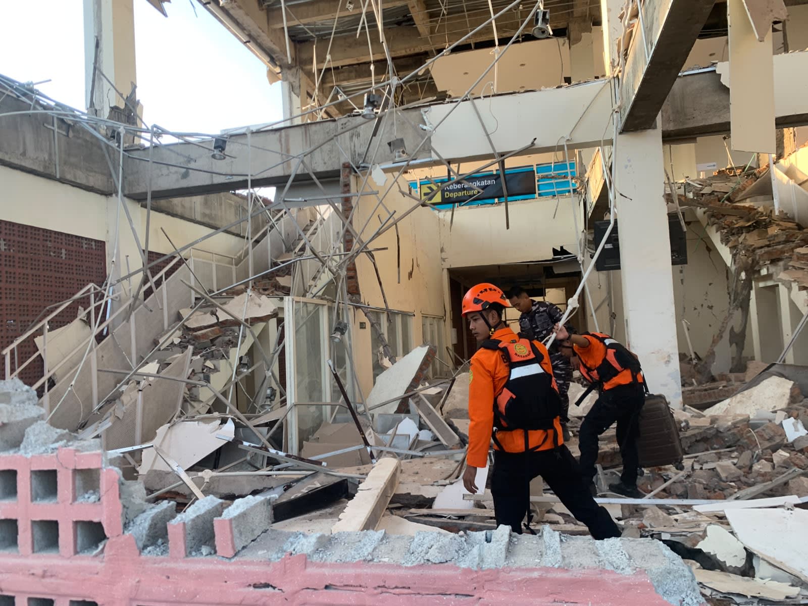 Clădire distrusă și oameni evacuați după cutremur în Indonezia