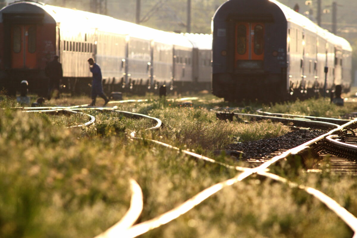 tren blocat pe șine, locomotivă defectă, stație feroviară tren blocat pe șine, locomotivă defectă, stație feroviară