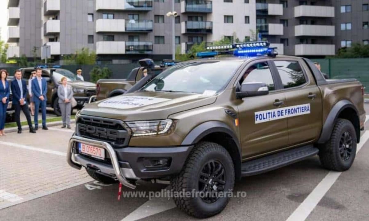 Mașină de lux în trafic pe autostrada A1, polițiști de frontieră români verificând vehiculul