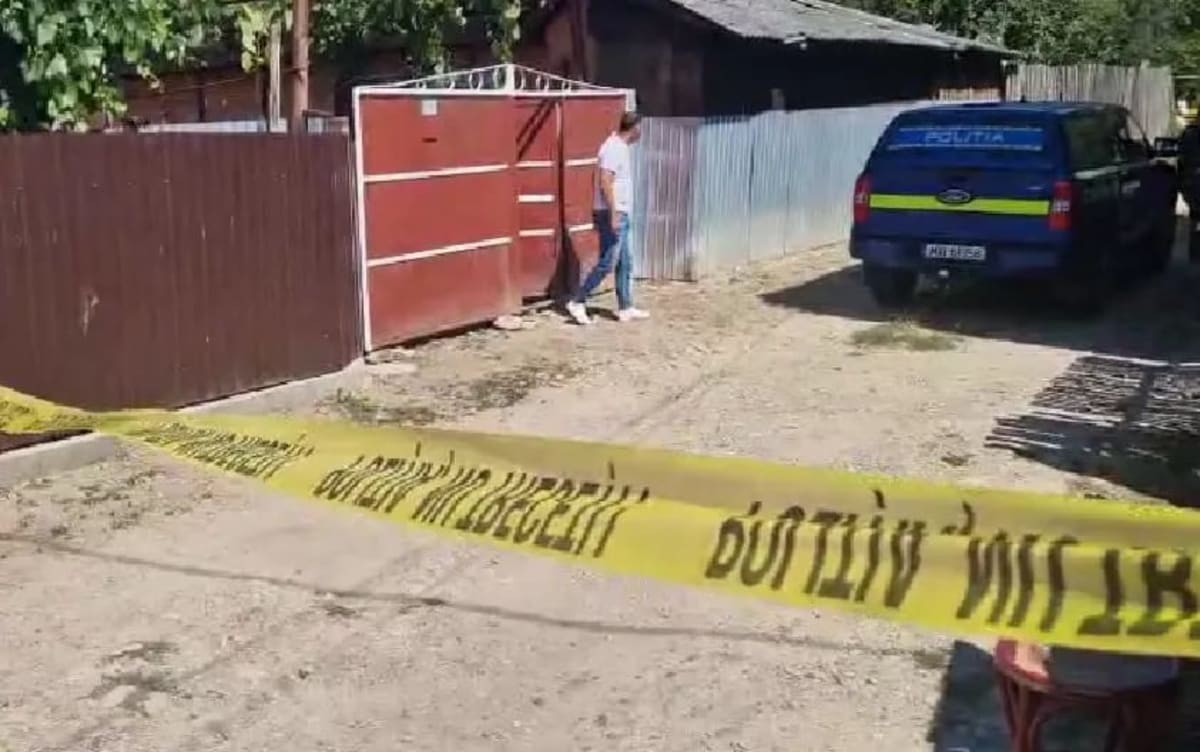 Polițiști și echipaj medical la locul crimei din Comănești