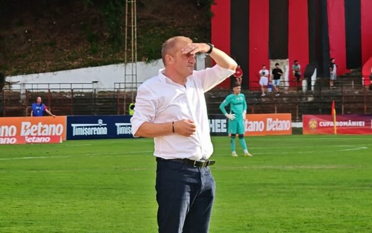 Jucători de fotbal în acțiune pe teren, echipa CSM Reșița în pregătire