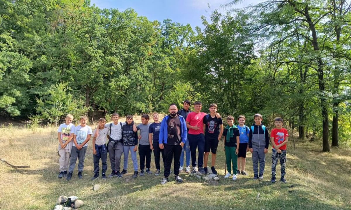 Elevi în excursie la situl arheologic Lunca-Poiana Slatinei