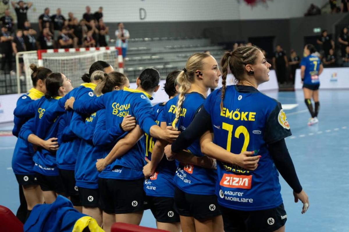 Jucătoare handbal Gloria Bistrița sărbătorind victoria