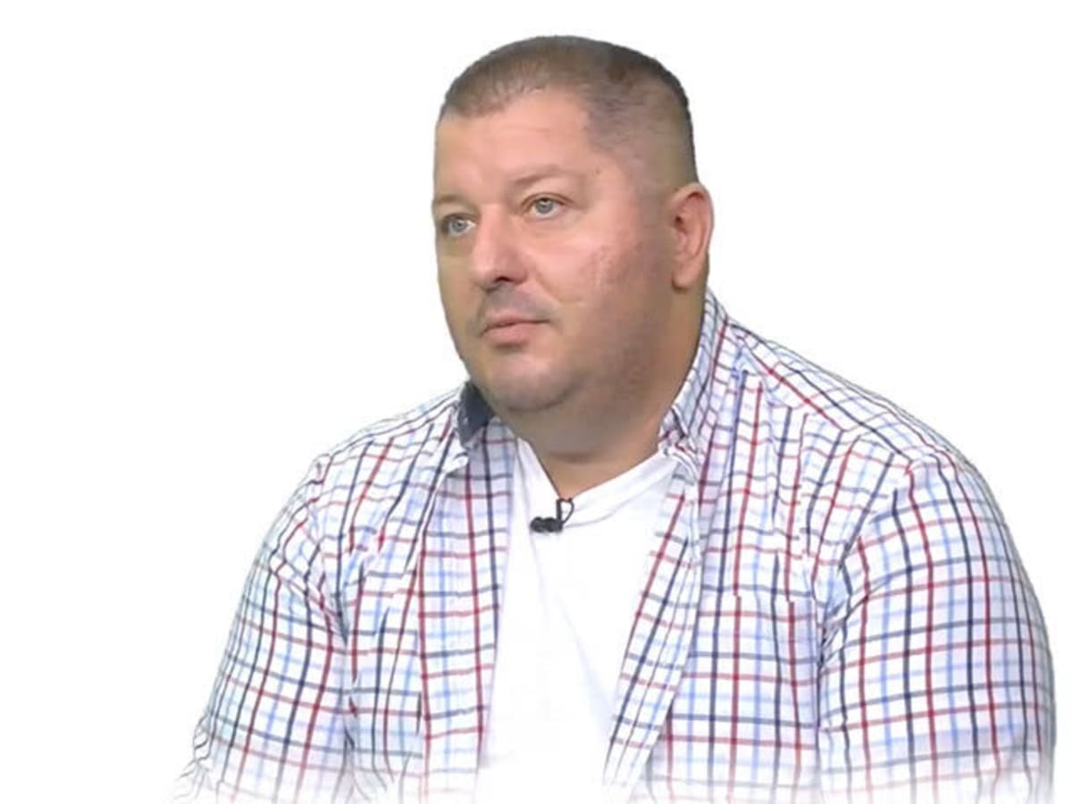 Echipă de lucru formată din oameni și roboți în birou modern