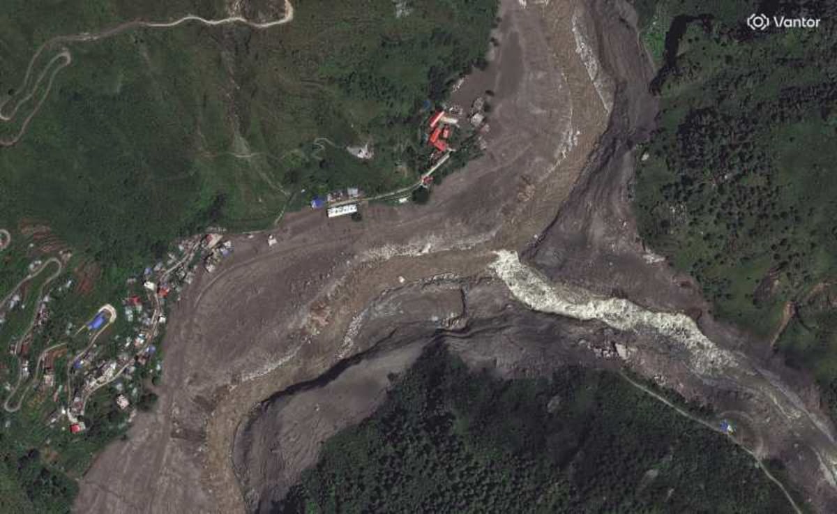 Elicopter de salvare peste un șantier de baraj în Nepal