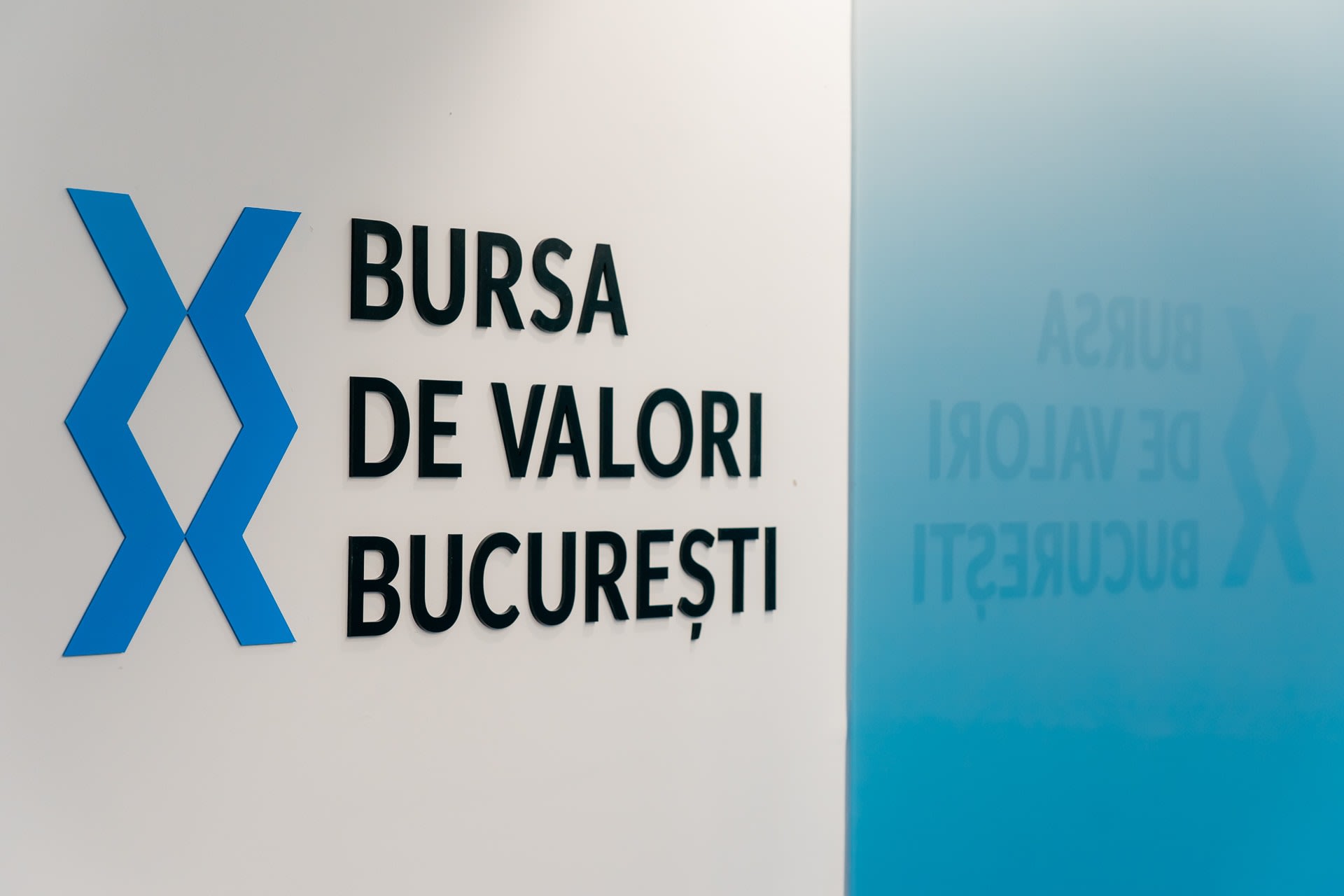 Grafice bursiere și acțiuni în scădere pe piața din București