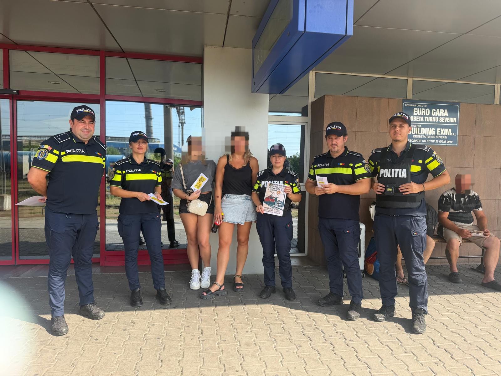 Polițiști în gara Drobeta-Turnu Severin în timpul campaniei de prevenire