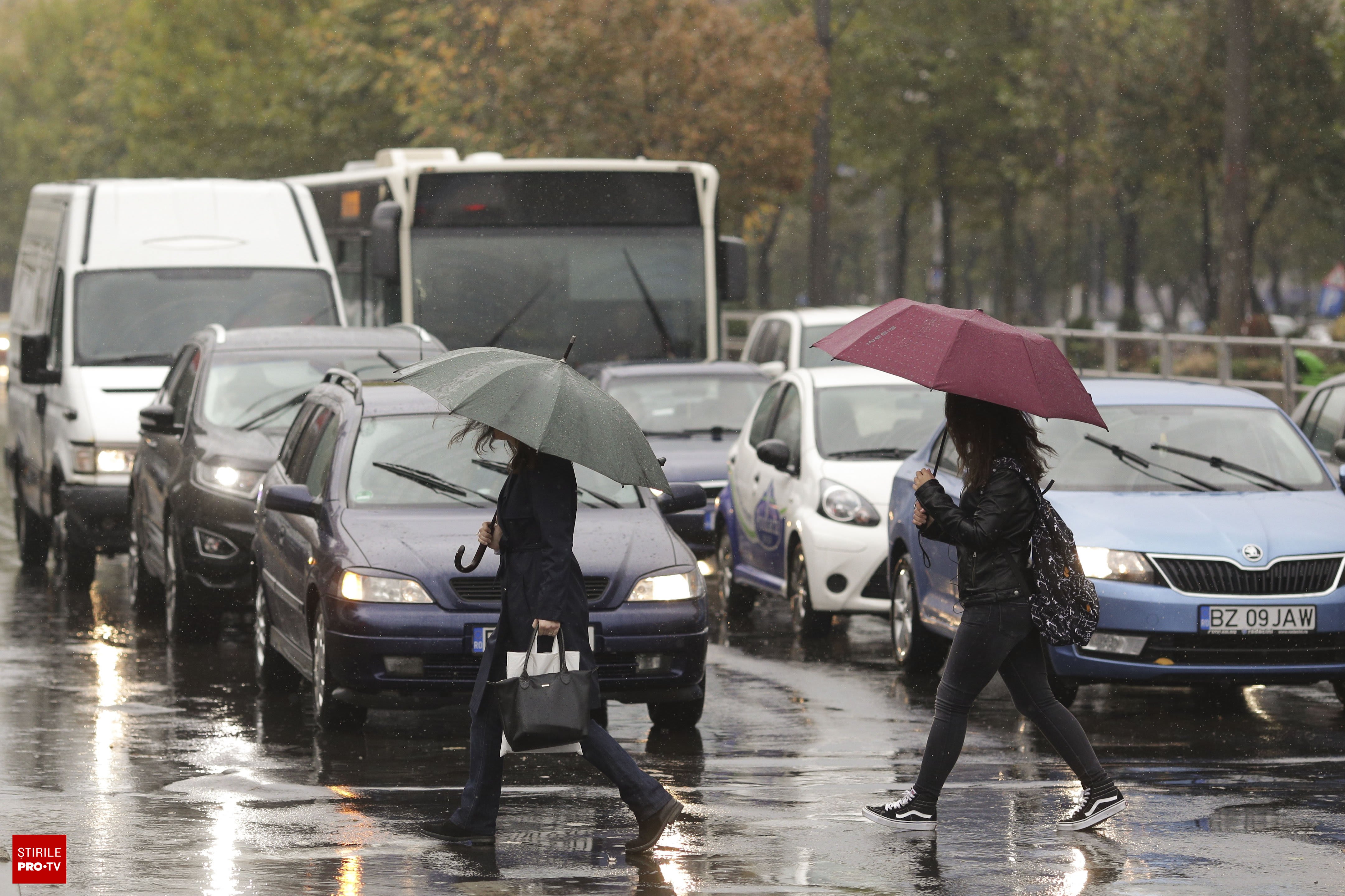 furtună cu ploaie și vânt puternic în peisaj urban furtună cu ploaie și vânt puternic în peisaj urban