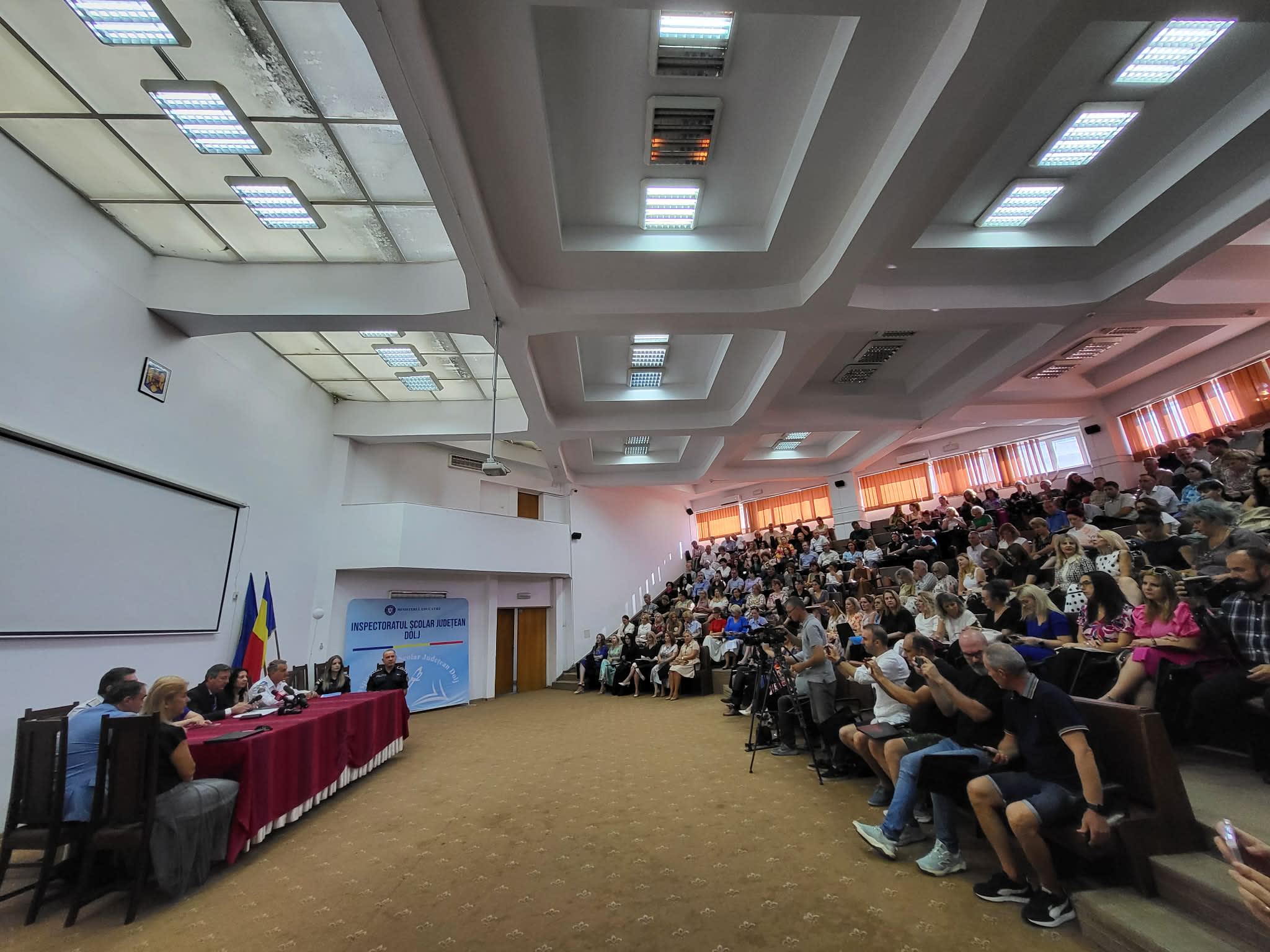 clădire școală în Dolj, elevi în curte