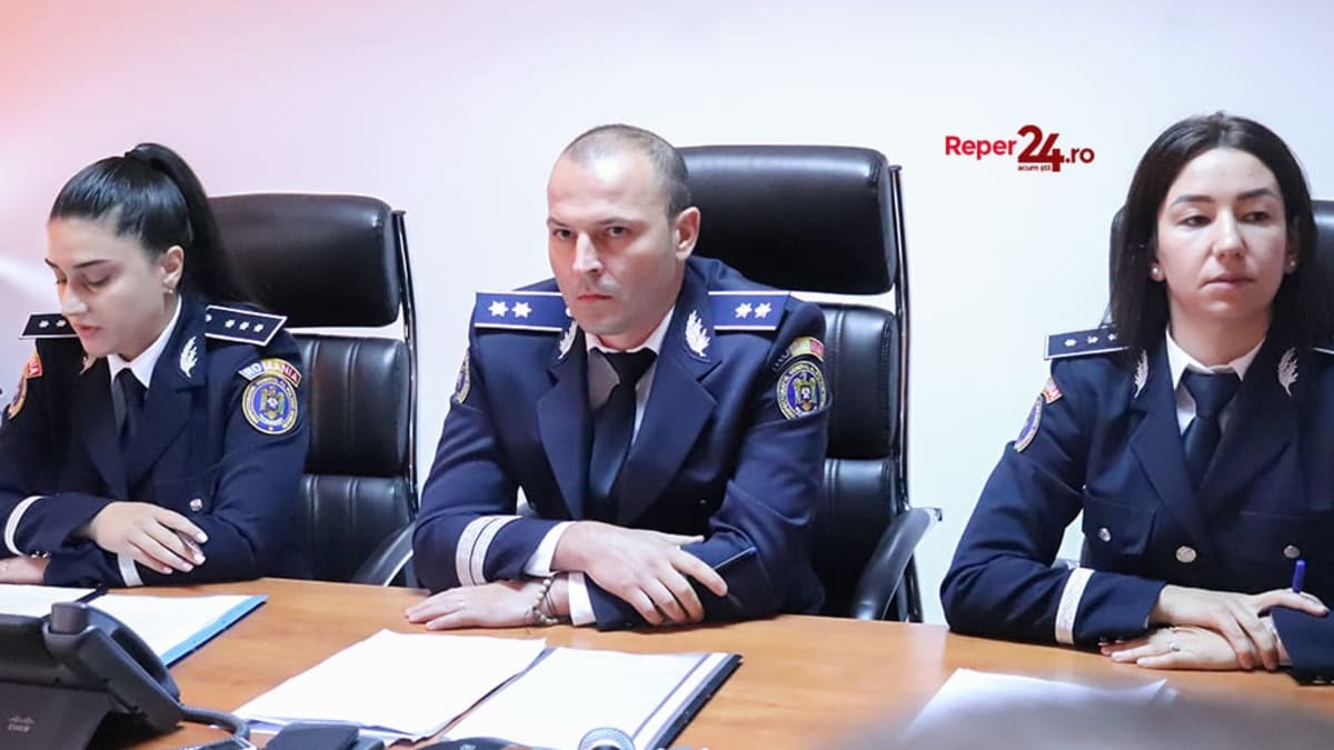 polițiști verificând microbuze școlare, siguranță în Caraș-Severin