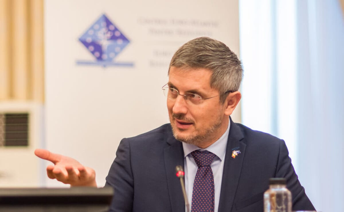 Schimb de replici pe Facebook între Dan Barna și Victor Negrescu