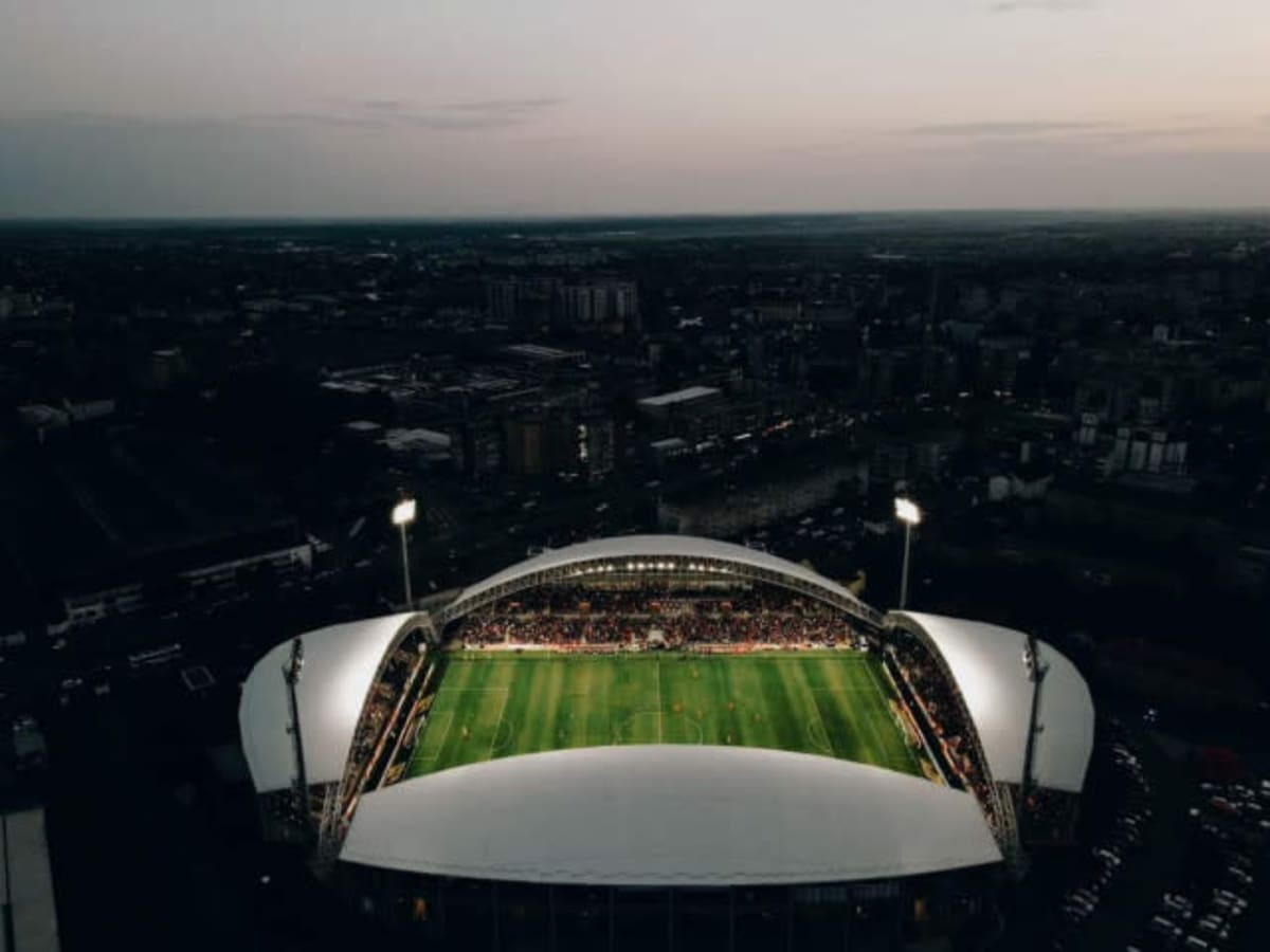 stadion, meci de fotbal, echipe în acțiune