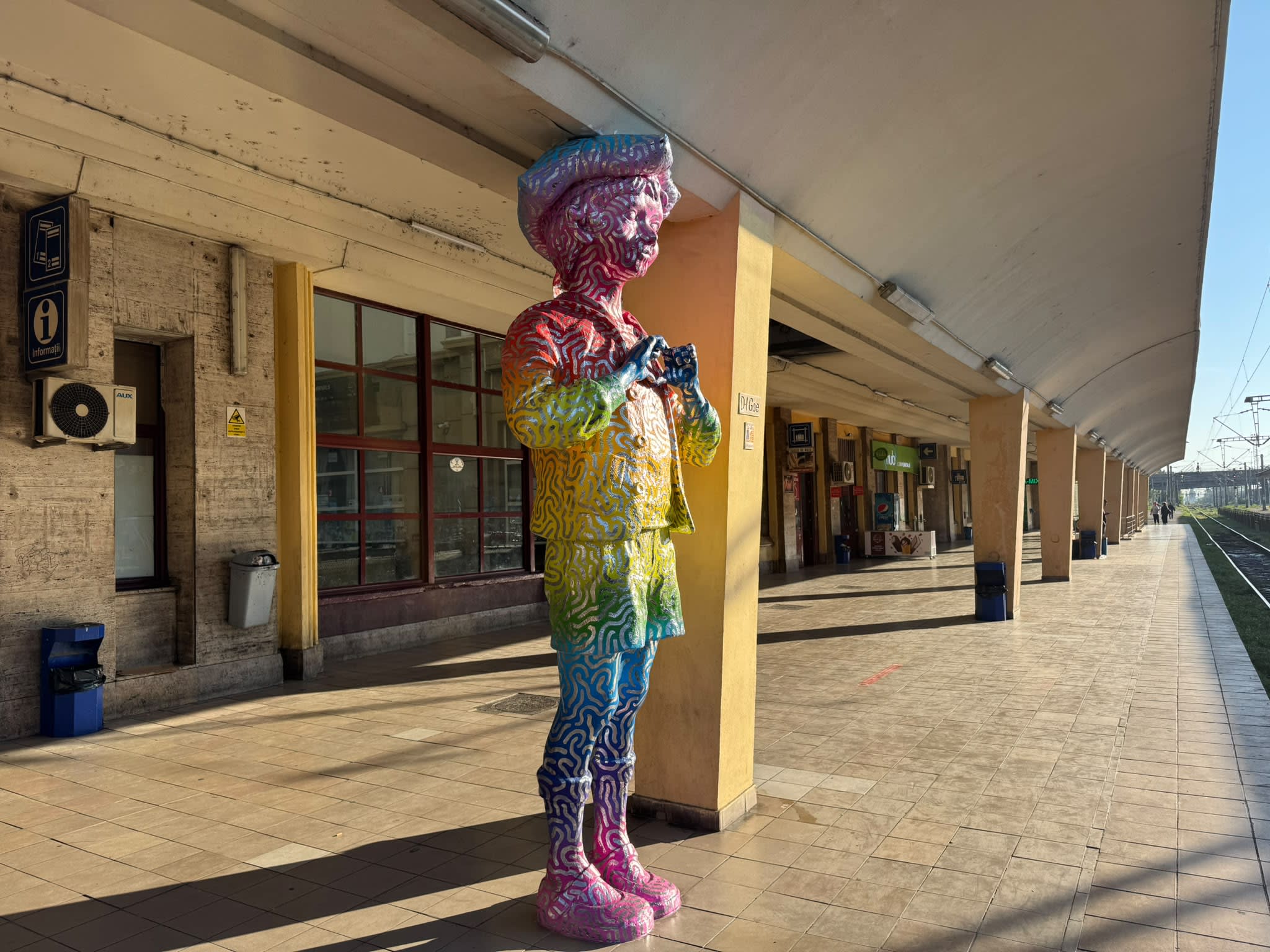 Statuia Domnului Goe pictată în culori pe peronul Gării de Sud din Ploiești