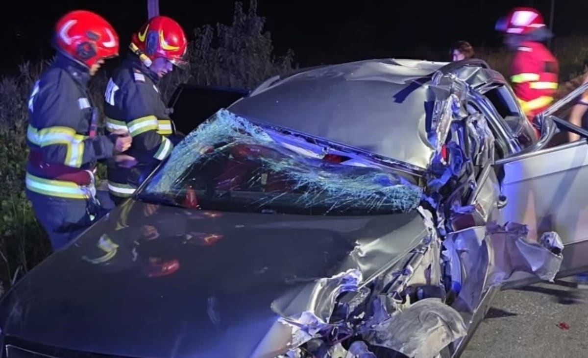mașină avariată după accident rutier în Mehedinți mașină avariată după accident rutier în Mehedinți