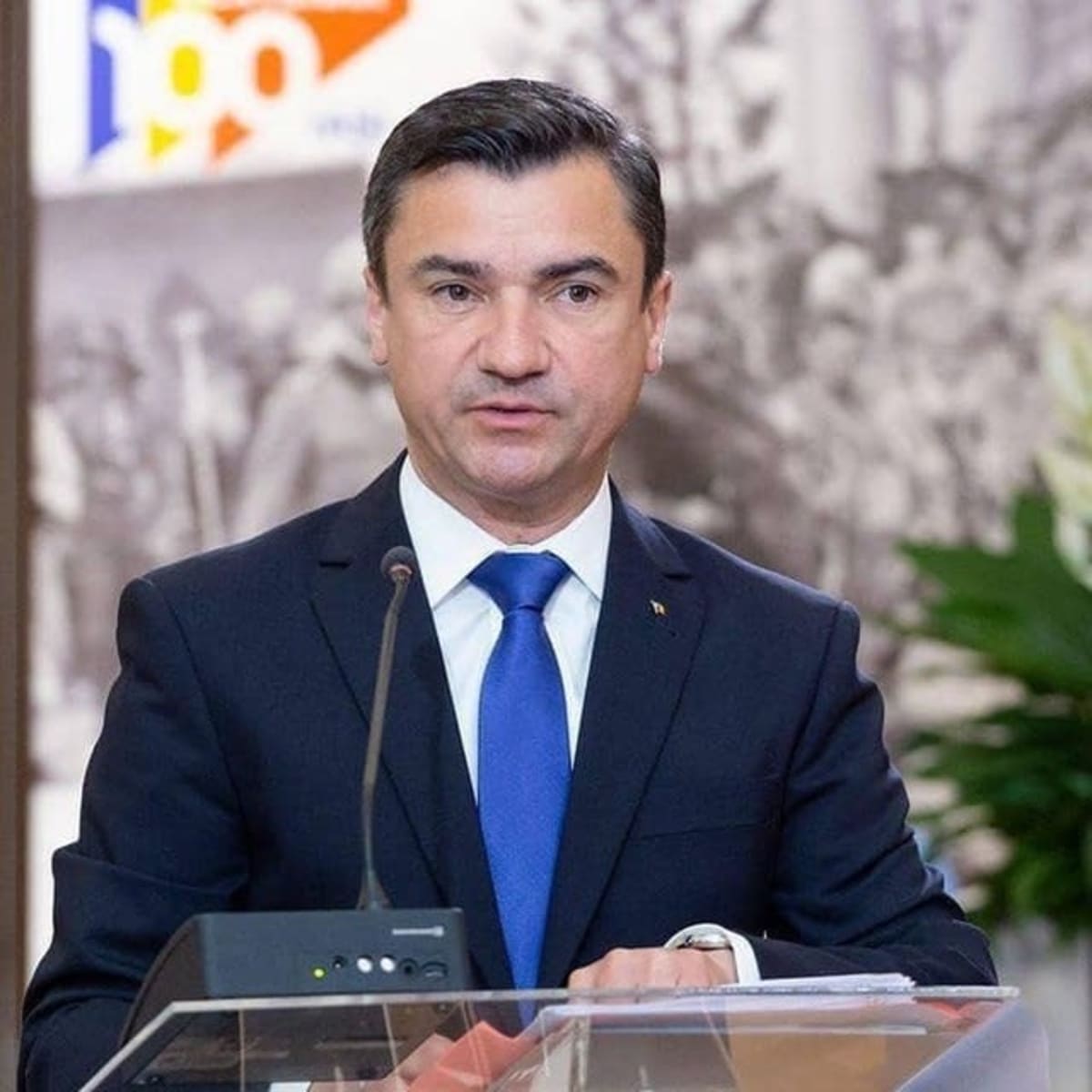 banner ironic instalat la intrarea în Iași