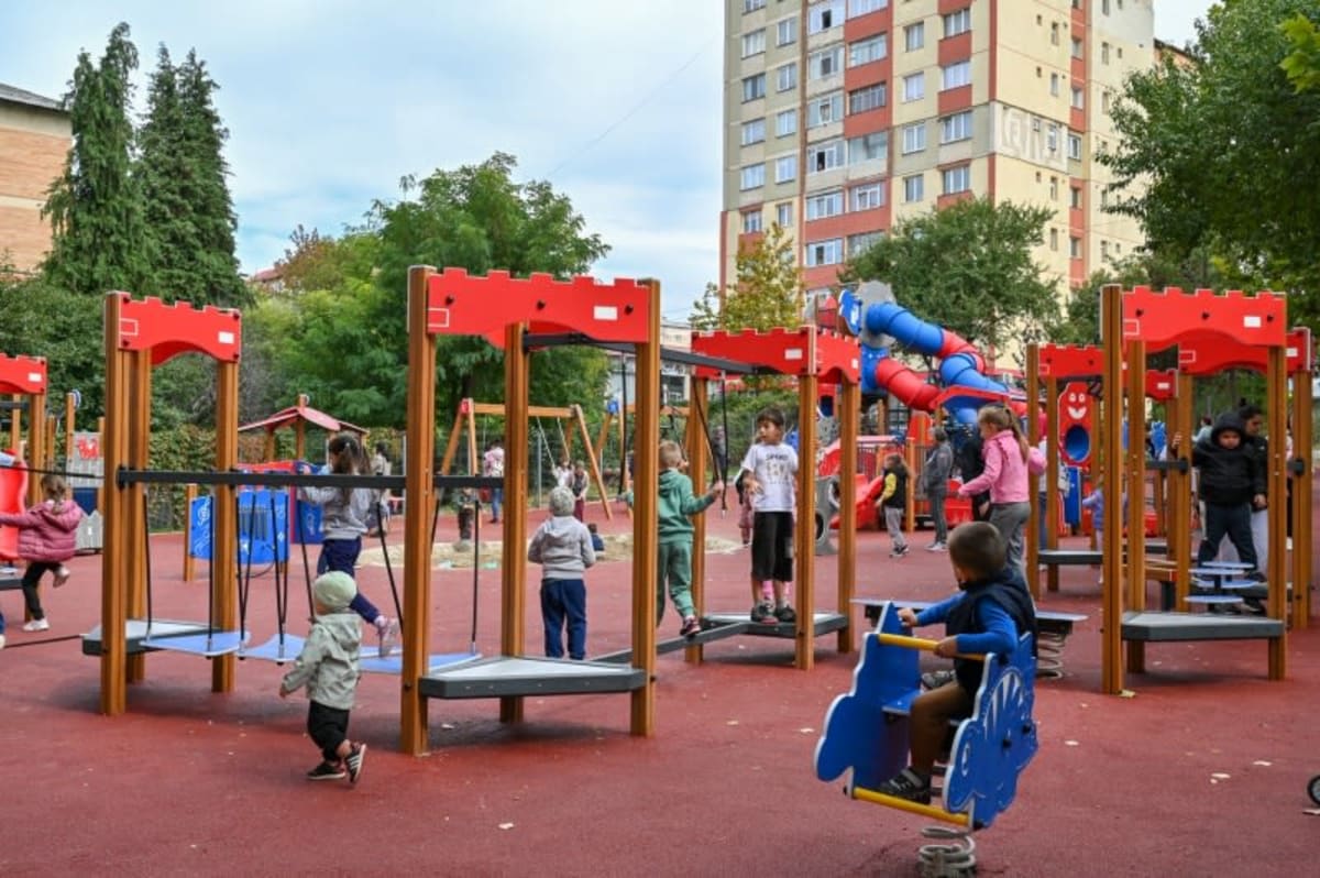 spațiu de joacă modern pentru copii, echipamente colorate, zone tematice spațiu de joacă modern pentru copii, echipamente colorate, zone tematice