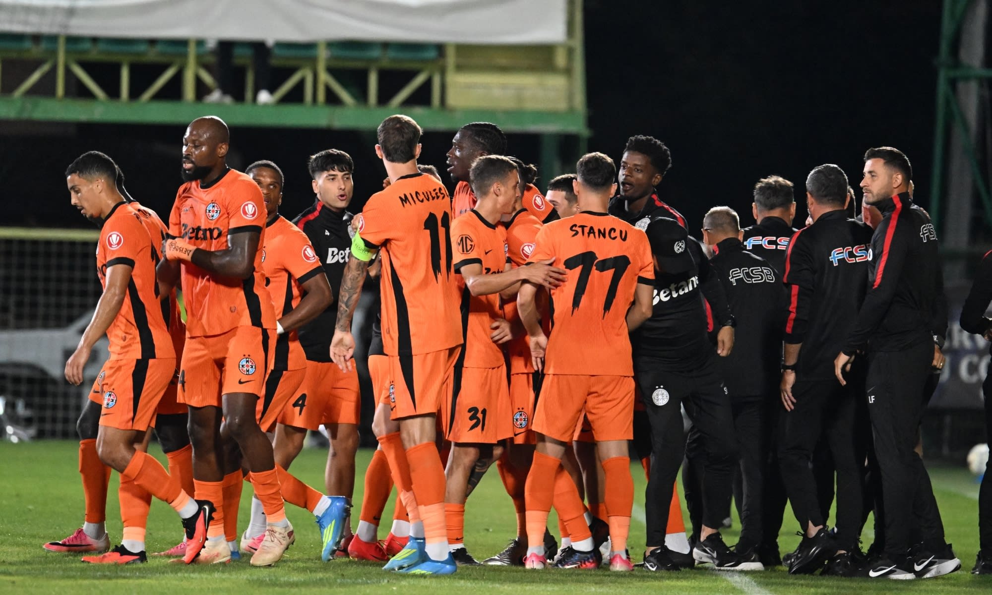 fotbal, jucători pe teren, scor 0-5 fotbal, jucători pe teren, scor 0-5