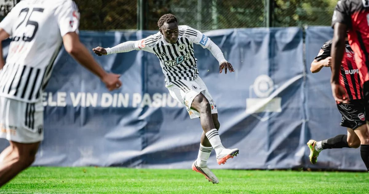 jucători de fotbal în acțiune pe terenul de sport