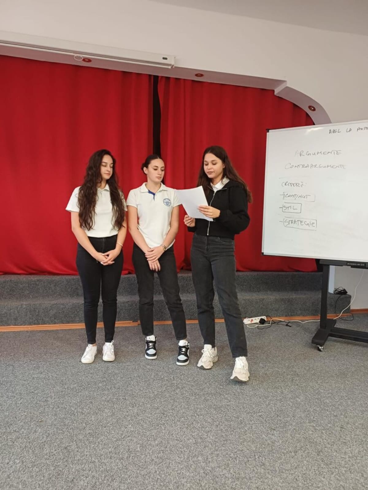 Elevi și profesori în sala de clasă în timpul activităților ICARTE Elevi și profesori în sala de clasă în timpul activităților ICARTE