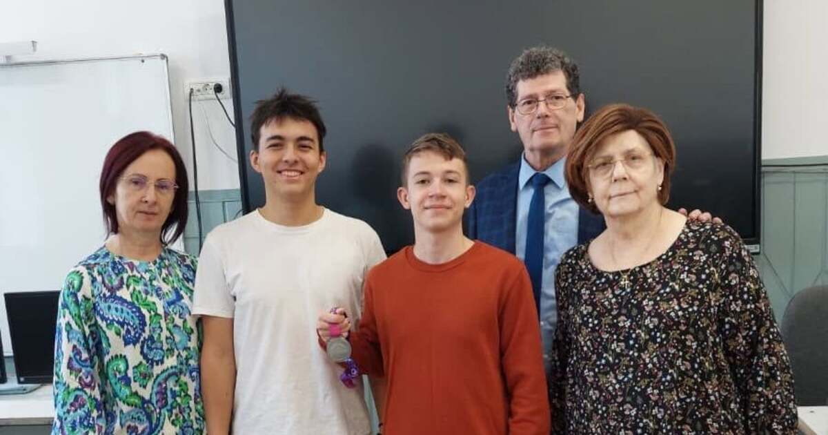 tineri cercetători cu medalii la competiție internațională