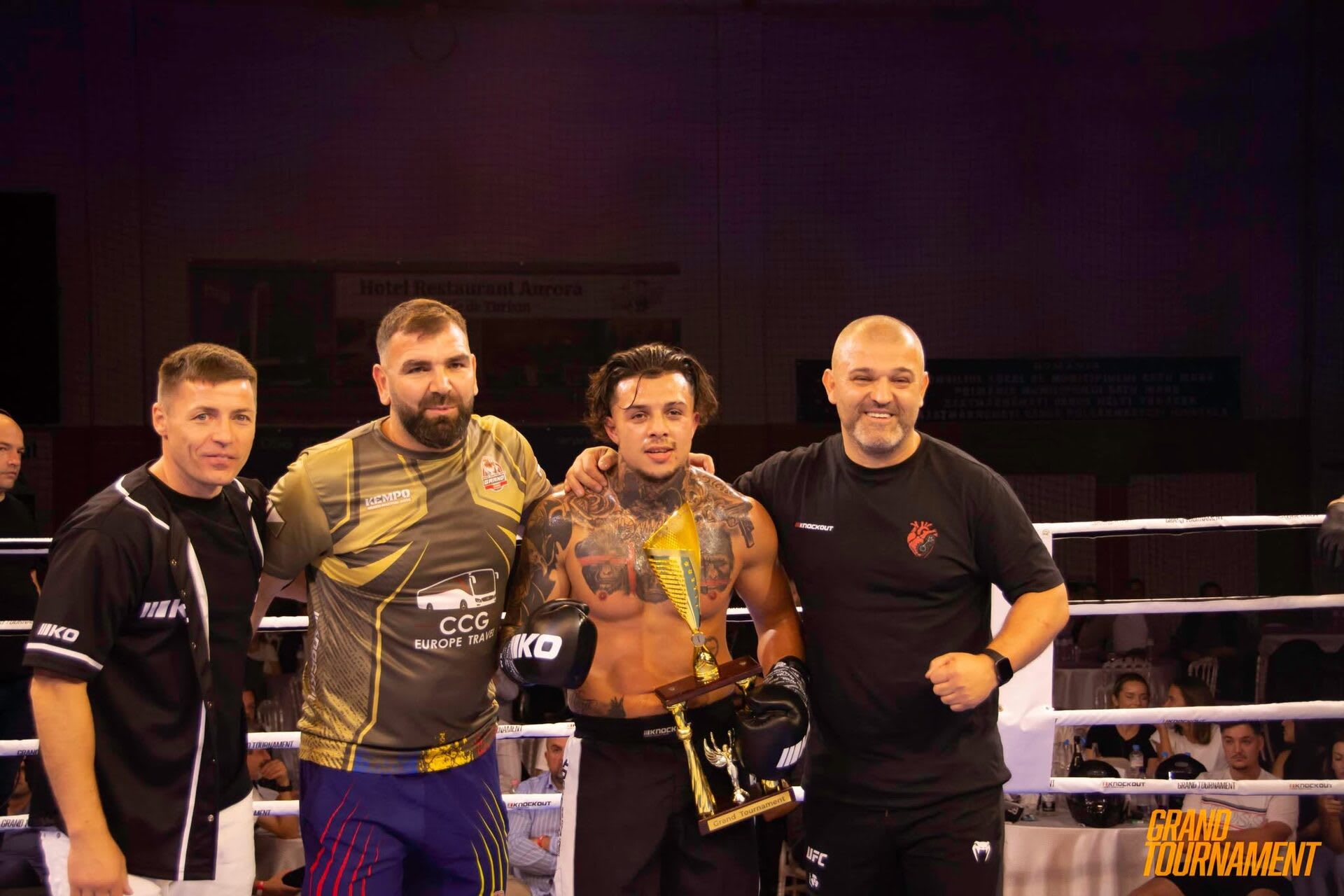 spectacol sportiv în ring, sportivi luptând, public entuziasmat