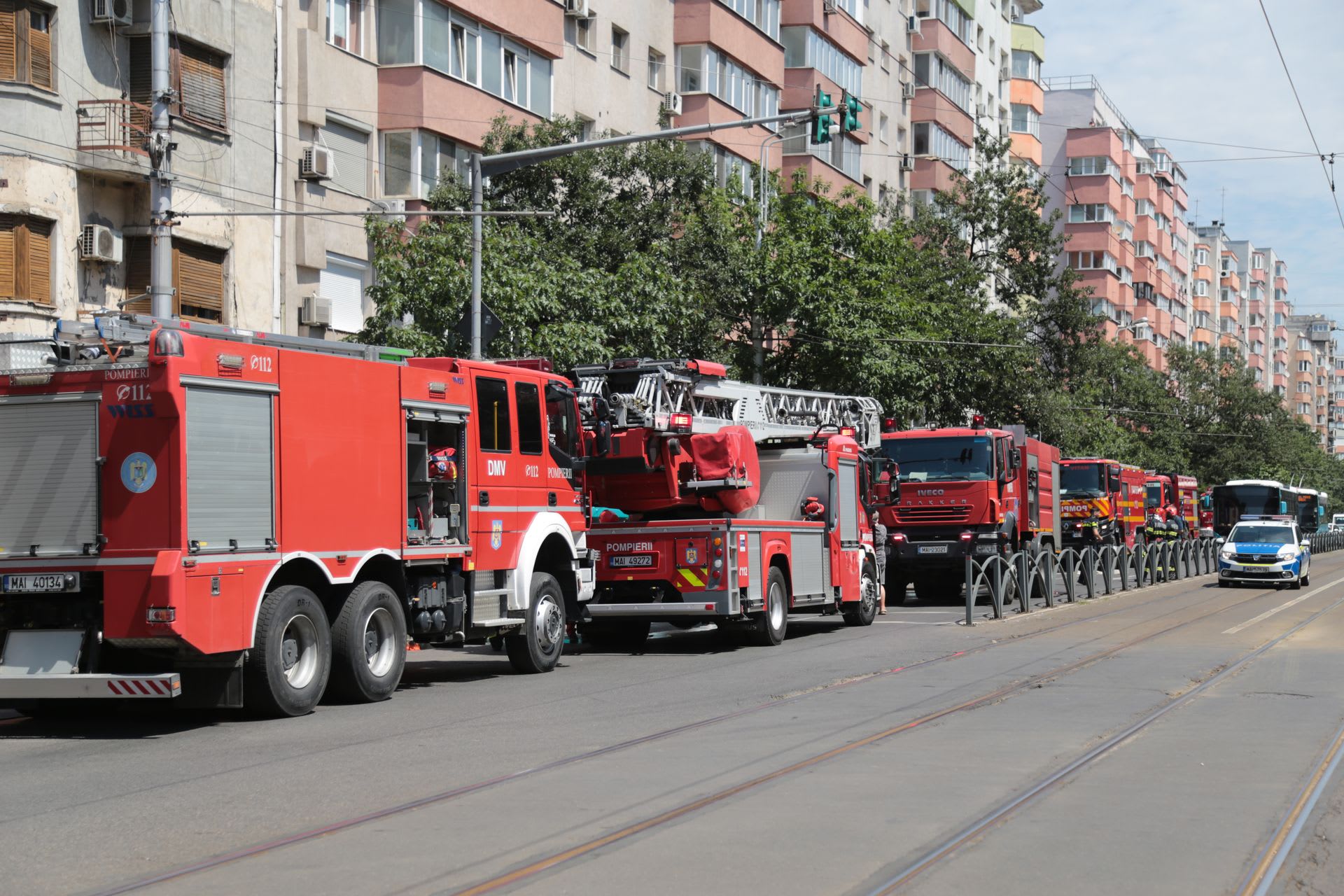 Pompieri intervenind la un incendiu