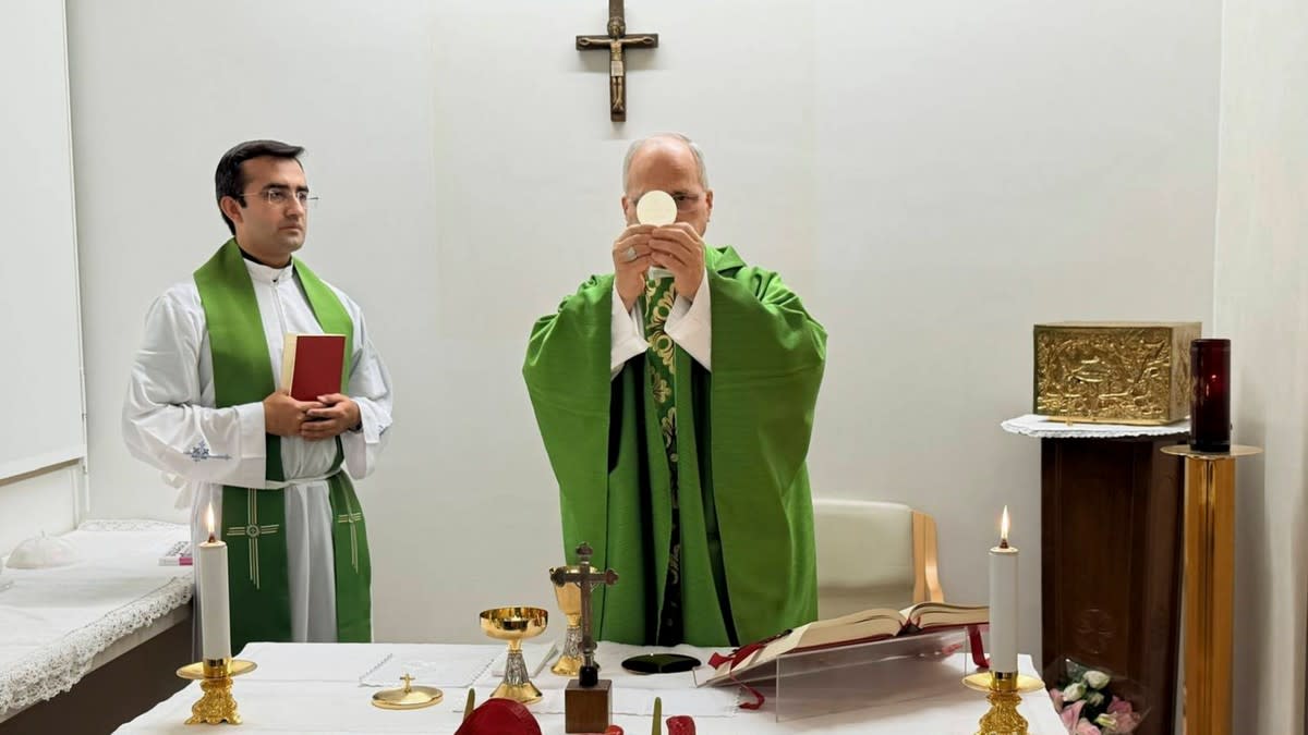 Papa Leon al XIV-lea oficiind o slujbă în spital