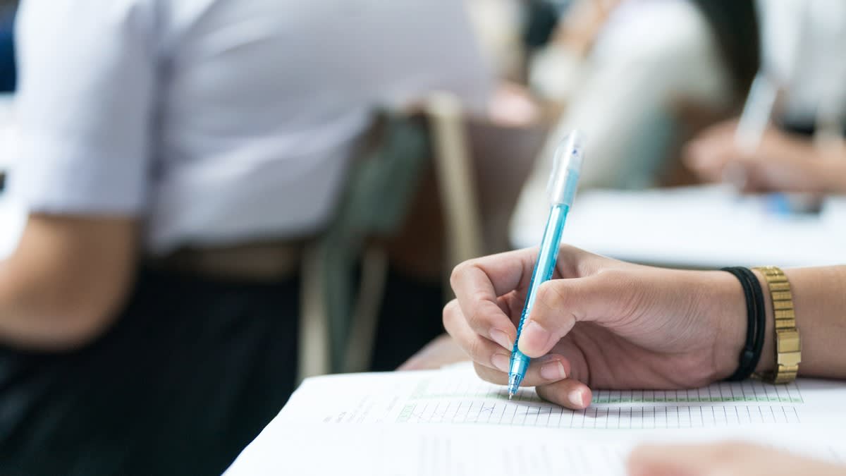 profesori în timpul unui examen profesori în timpul unui examen