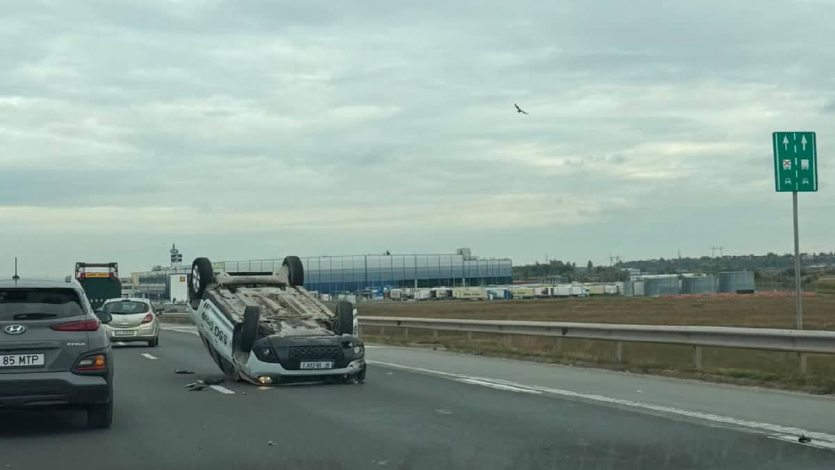 Mașină răsturnată pe plafon pe autostrada A2, zona Glina Mașină răsturnată pe plafon pe autostrada A2, zona Glina