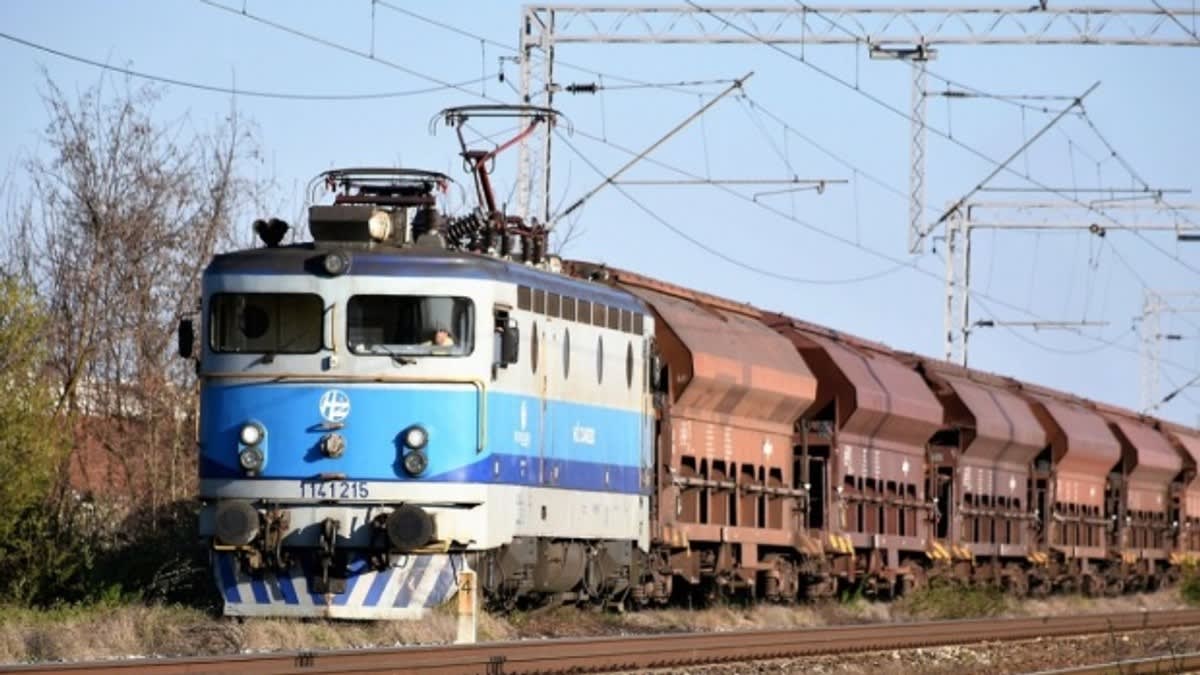 tren de marfă în port, șine și containeri