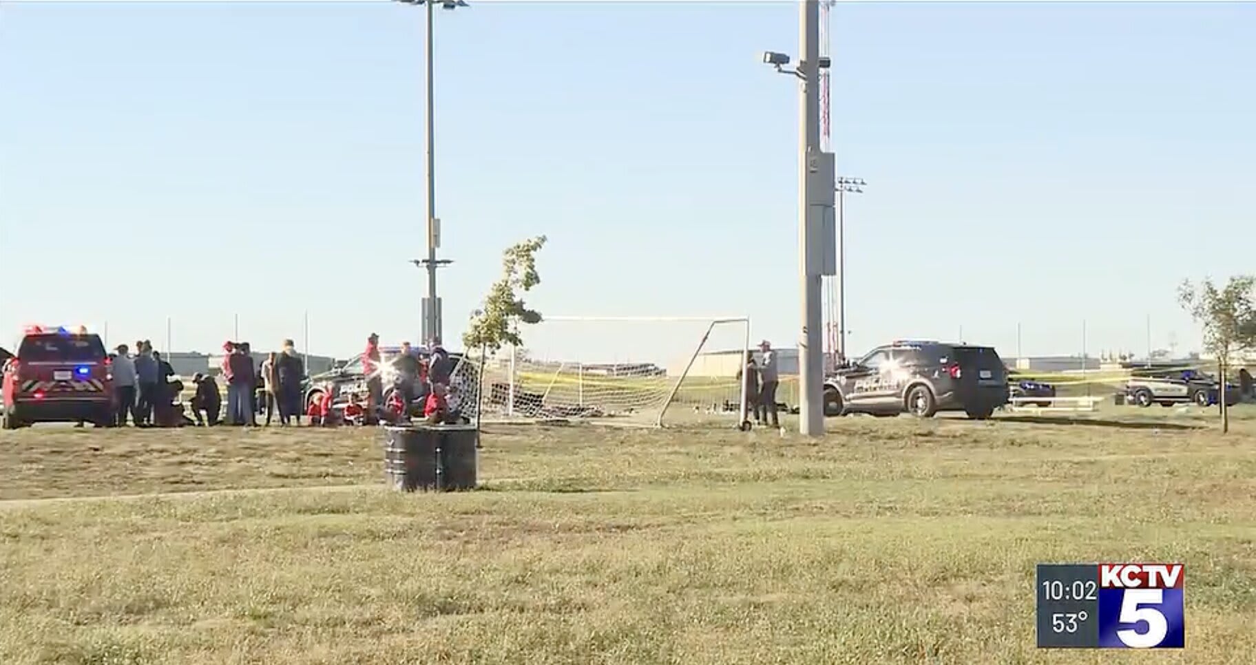 camionetă intrând pe terenul de fotbal, copii și adulți răniți