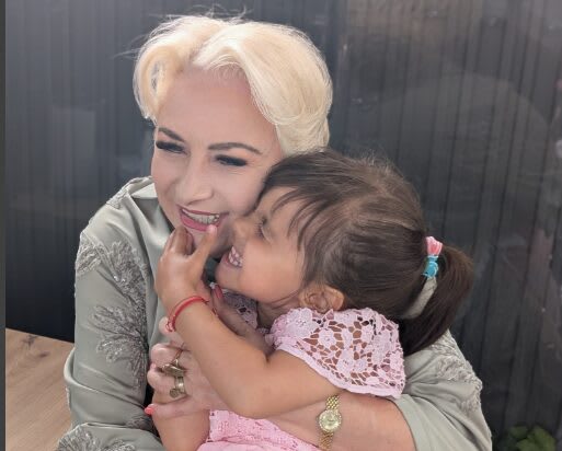 Gest emoționant pentru fina Vioricăi Dăncilă: Urare de „La mulți ani” de la stewardesele Etihad Airways Gest emoționant pentru fina Vioricăi Dăncilă: Urare de „La mulți ani” de la stewardesele Etihad Airways
