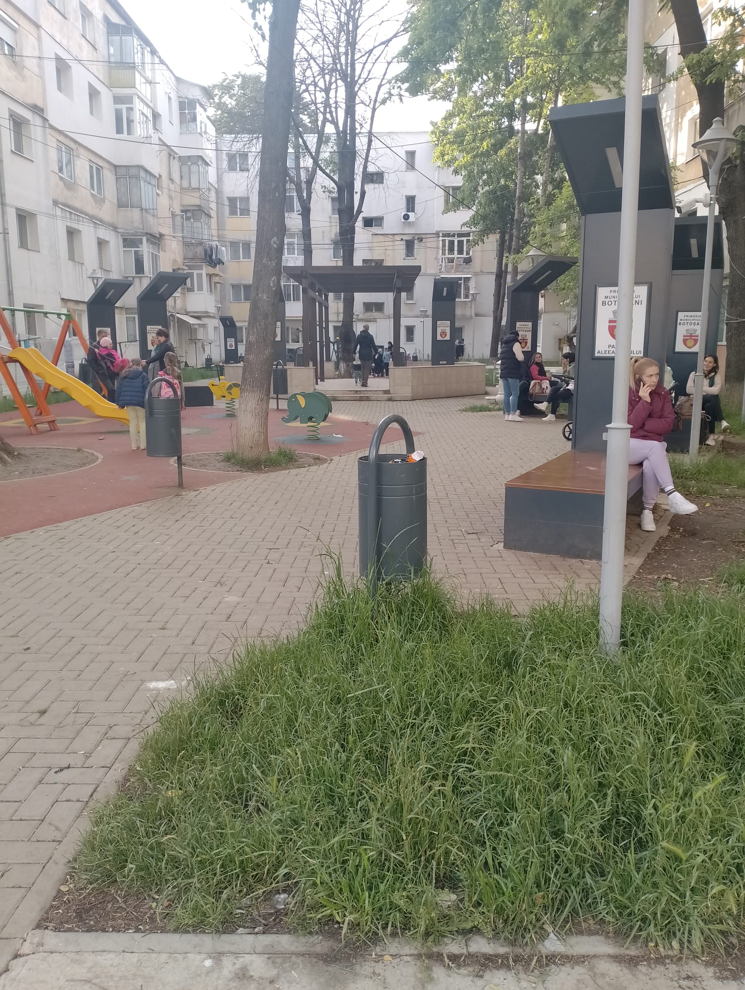 Parcul de 1,3 milioane de lei de pe Aleea Nucului arată ca părăsit. Bălării, frunze uscate și neglijență totală. Părinții cer intervenție: „Copiii vin zilnic, dar nu mai are grijă nimeni de el” Parcul de 1,3 milioane de lei de pe Aleea Nucului arată ca părăsit. Bălării, frunze uscate și neglijență totală. Părinții cer intervenție: „Copiii vin zilnic, dar nu mai are grijă nimeni de el”