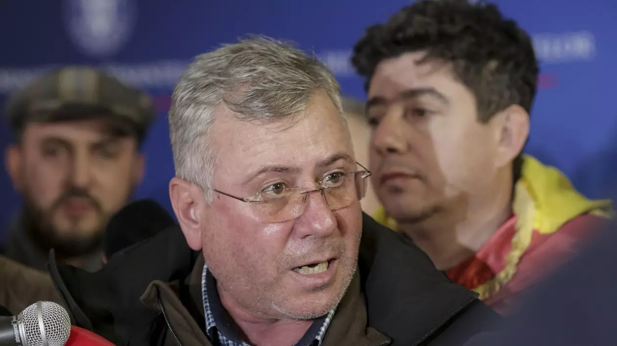 "Ia-mă nene până la Păltiniș" - Dănuț Andruș surprins făcând autostopul "Ia-mă nene până la Păltiniș" - Dănuț Andruș surprins făcând autostopul