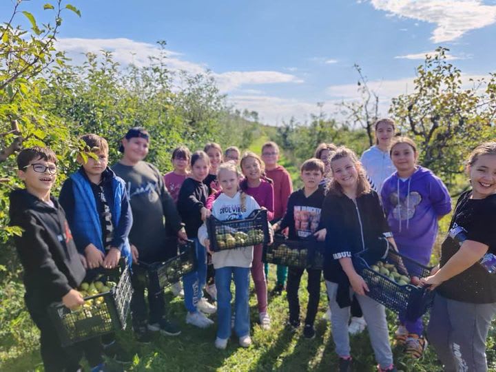 Botoșăneanul care a deschis larg porțile livezii pentru copii: Învață-i să recunoască fructele, nu doar să le vadă pe rafturi! Botoșăneanul care a deschis larg porțile livezii pentru copii: Învață-i să recunoască fructele, nu doar să le vadă pe rafturi!