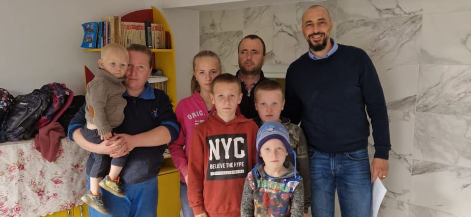 "Educația Salvează Nația": Povestea botoșăneanului care schimbă viețile copiilor prin educație "Educația Salvează Nația": Povestea botoșăneanului care schimbă viețile copiilor prin educație