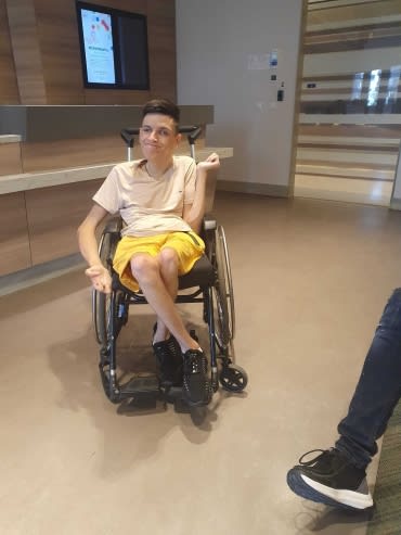 Apel urgent pentru salvarea lui Cristian Mogoș - Luptă cu scolioza și cifoza severă. Apel urgent pentru salvarea lui Cristian Mogoș - Luptă cu scolioza și cifoza severă.