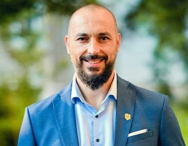 Activistul civic, Bogdan Cărăușu, președinte al asociației Scut Botoșănean candidează ca independent la Consiliul Local Botoșani. Activistul civic, Bogdan Cărăușu, președinte al asociației Scut Botoșănean candidează ca independent la Consiliul Local Botoșani.