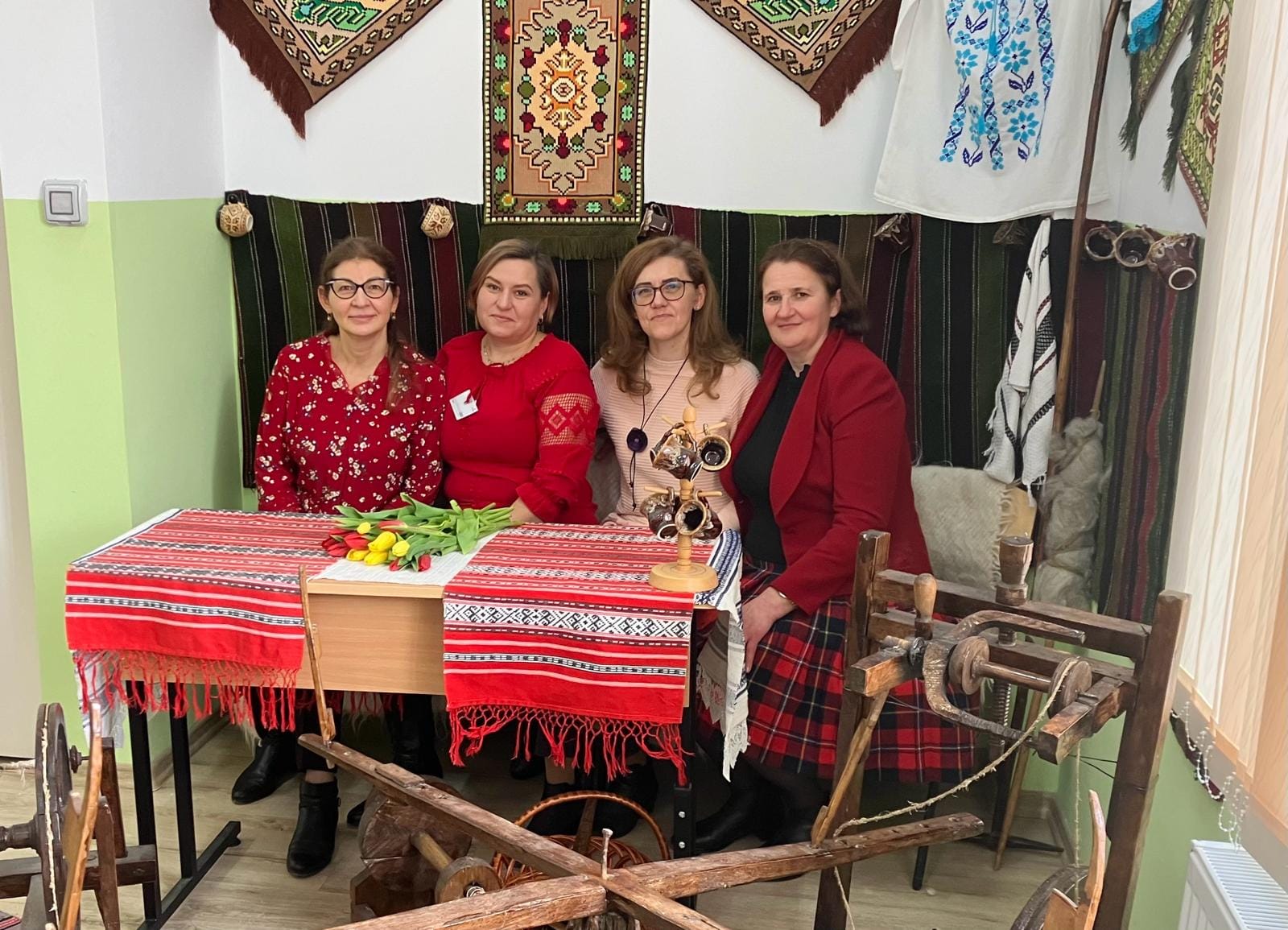 “Atelierul iubirii”: O zi de creație șI învățare la Dersca, susținut de Asociația Conexiuni pentru comunitate Botoșani “Atelierul iubirii”: O zi de creație șI învățare la Dersca, susținut de Asociația Conexiuni pentru comunitate Botoșani