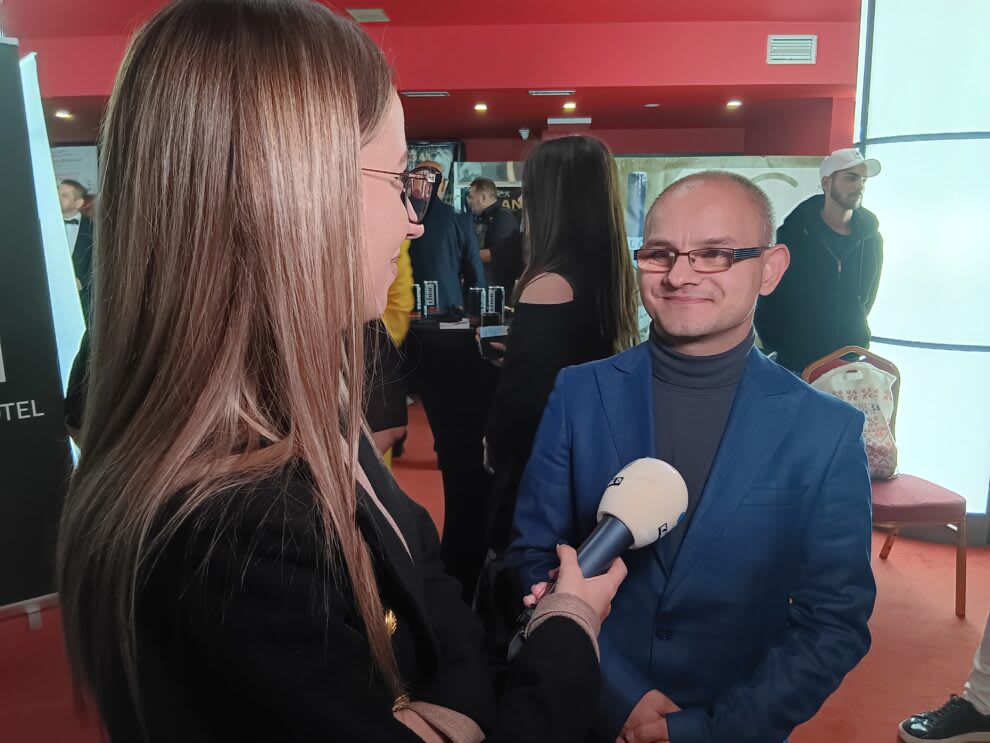 Mihai Caldararu, orfanul premiat pentru excelenta la Gala Premiilor Radar de Media Mihai Caldararu, orfanul premiat pentru excelenta la Gala Premiilor Radar de Media