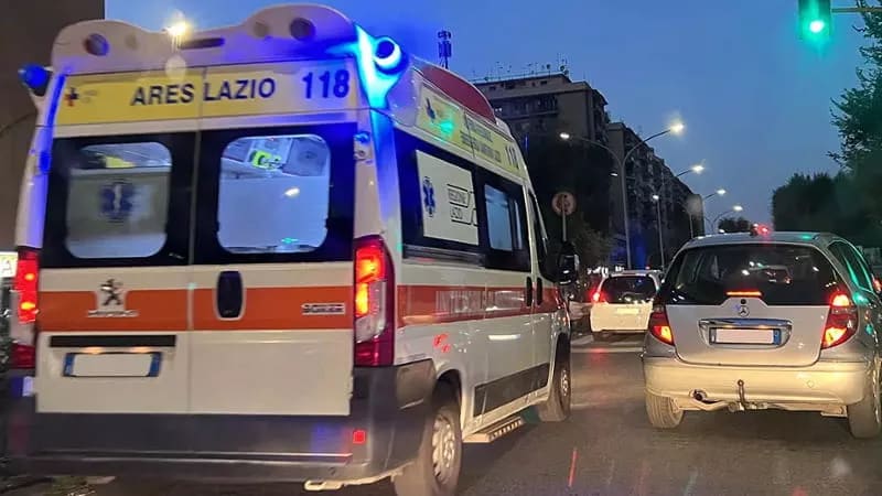 Înjunghiere la Roma: cere informații de la doi băieți, apoi îl lovește pe unul în gât, e grav. Un tânăr de 29 de ani a fost arestat, Digos face cercetări Înjunghiere la Roma: cere informații de la doi băieți, apoi îl lovește pe unul în gât, e grav. Un tânăr de 29 de ani a fost arestat, Digos face cercetări