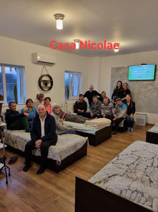 Membrii unui ONG- din Botoșani oferă condiții de lux în propria lor locuință batranilor străzii. Membrii unui ONG- din Botoșani oferă condiții de lux în propria lor locuință batranilor străzii.