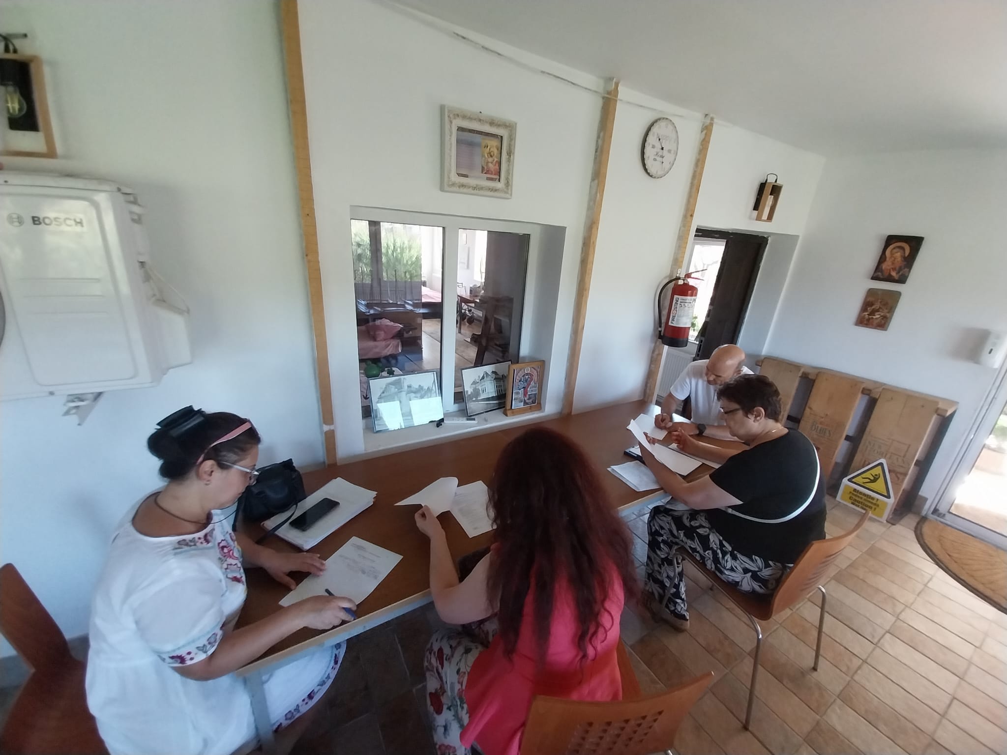 Intr-un sistem bolnav, plin de hartogarii, autorizati, a face bine si a ajuta pe cineva in nevoie este o ilegalitate. Trebuie sa fii furnizor de servicii sociale pentru a face bine?