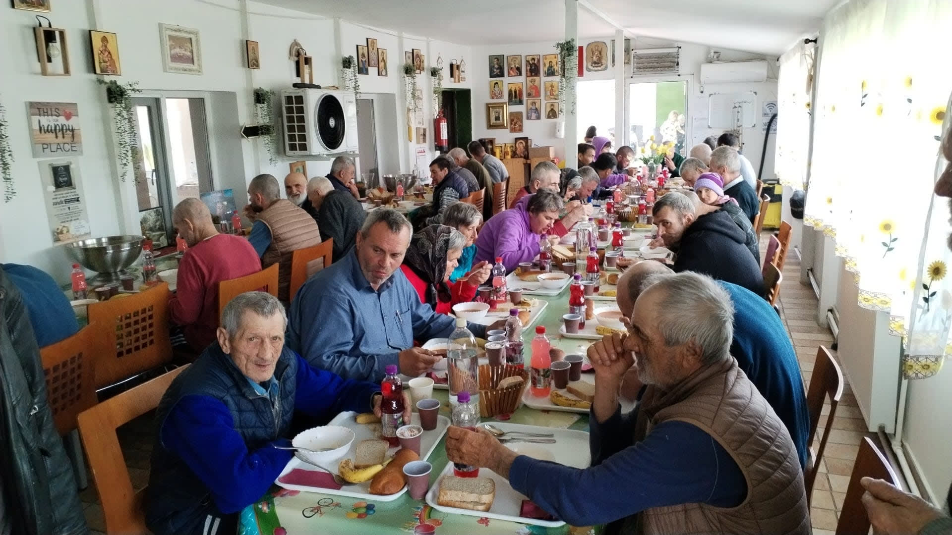 Botoșani: Locul unde 90 de oameni primesc zilnic o șansă datorită comunității Botoșani: Locul unde 90 de oameni primesc zilnic o șansă datorită comunității